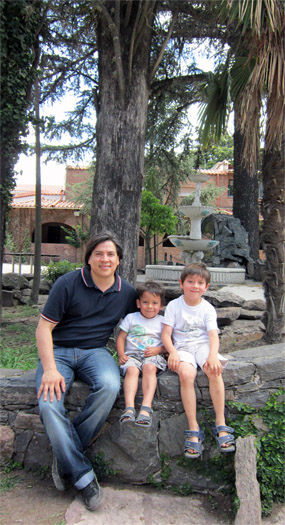 Mr Cristián Bustos and your sons :: Casa Serrana, Huerta Grande (Valle de Punilla) – Córdoba, Argentina 